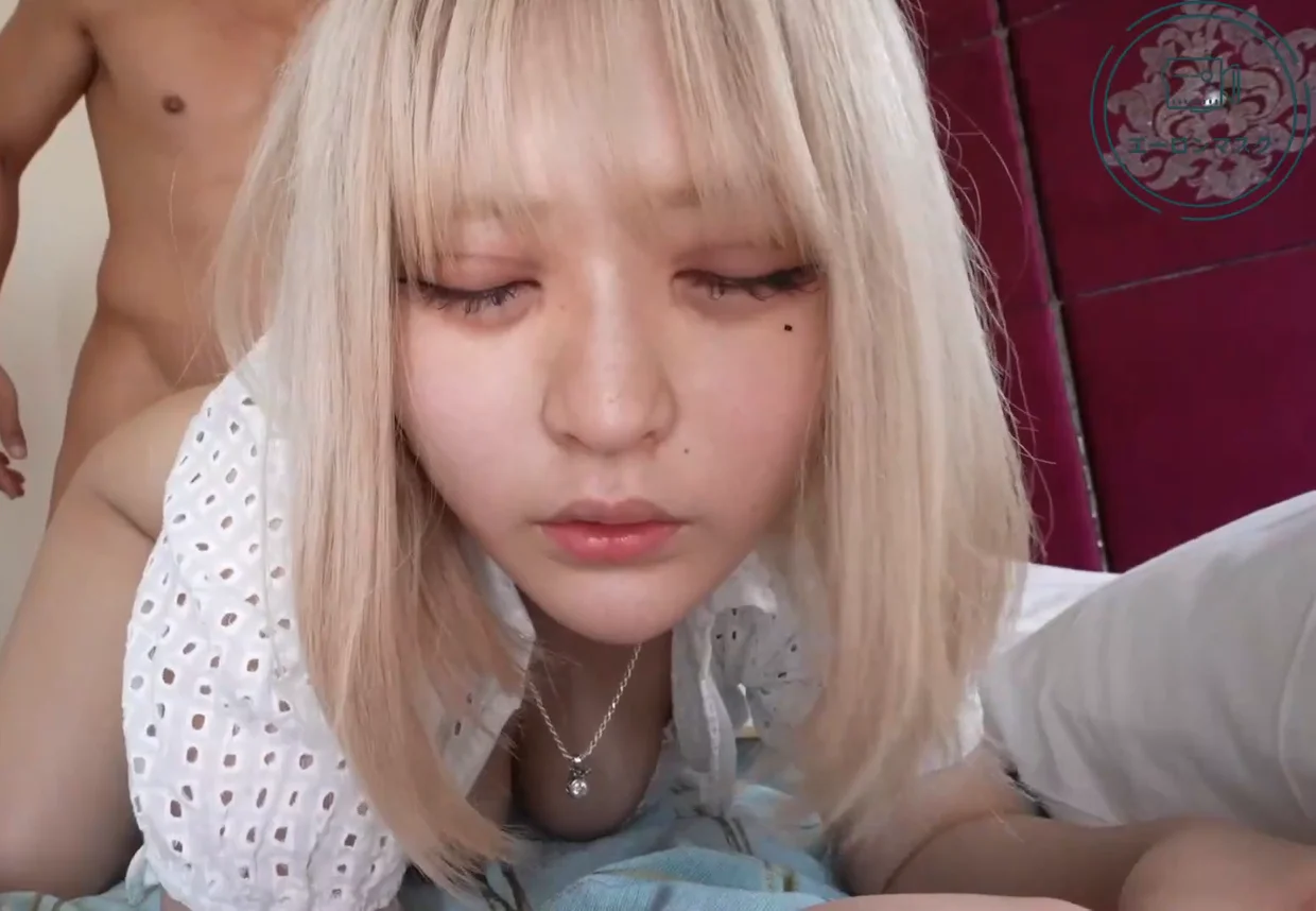 Một cô gái tóc vàng quyến rũ với vòng ngực cỡ H